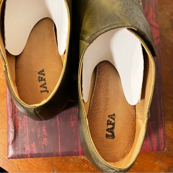 Jafa olive leather oxfords size 40 (fits size 8.5 or 9)
Brand new in box - Picture 4 of 8